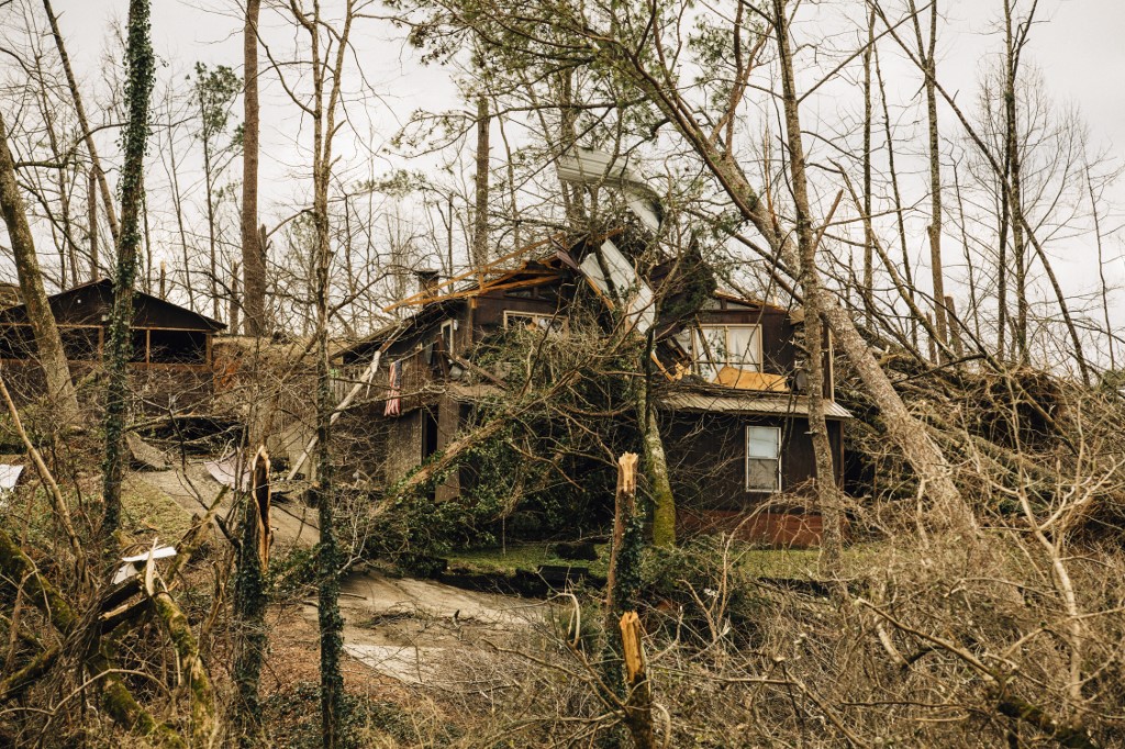 Najmanje petero mrtvih u naletu tornada u Alabami