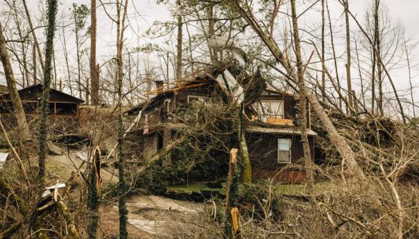Najmanje petero mrtvih u naletu tornada u Alabami