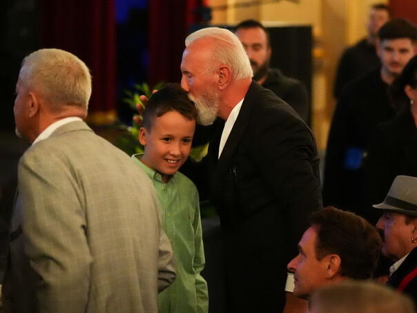 Najnježiji prizor komemoracije: Merlinov poljubac unuku Halida Bešlića