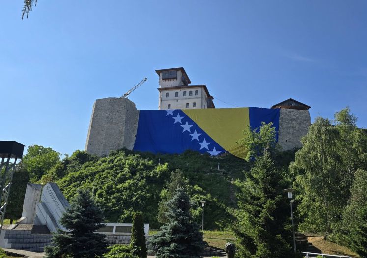 Najveća zastava BiH postavljena na kulu Husein-kapetana Gradaščevića
