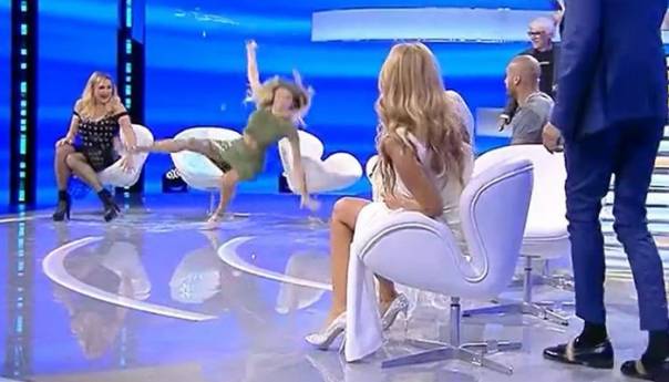 Najzgodnija TV novinarka pala u studiju, video je postao hit