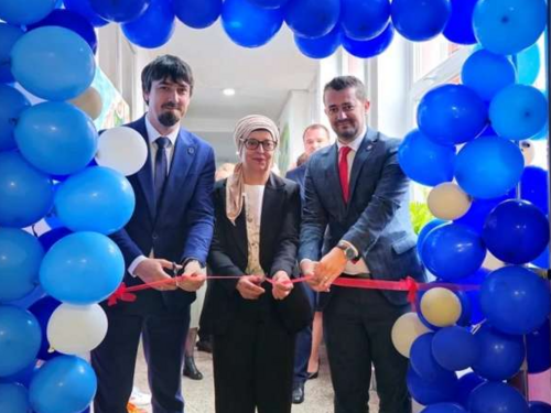 Nakon 18 godina osnovna škola u Velikoj Kladuši dobila fiskulturnu salu vrijednu 450.000 KM