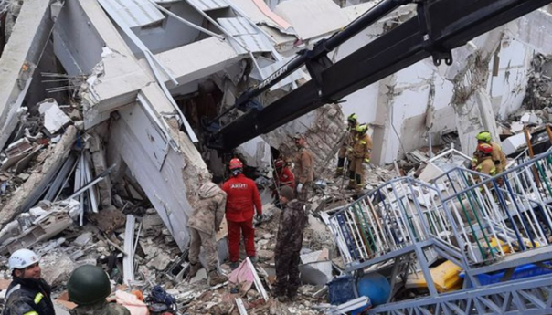 Nakon 200 sati iz razornog zemljotresa spašena djevojka