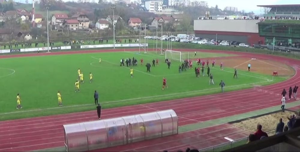 Nakon diskutabilnog penala: Robijaši uletjeli na teren i prekinuli utakmicu