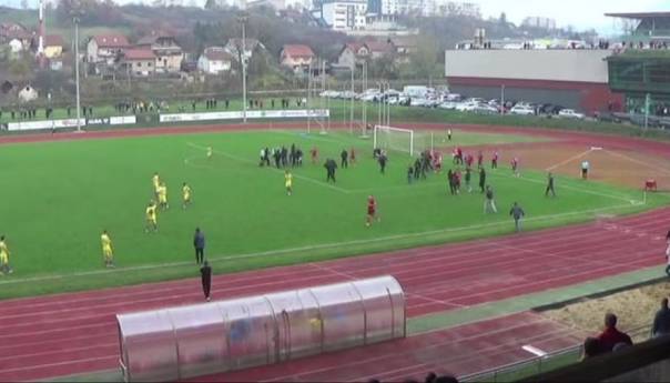 Nakon diskutabilnog penala: Robijaši uletjeli na teren i prekinuli utakmicu