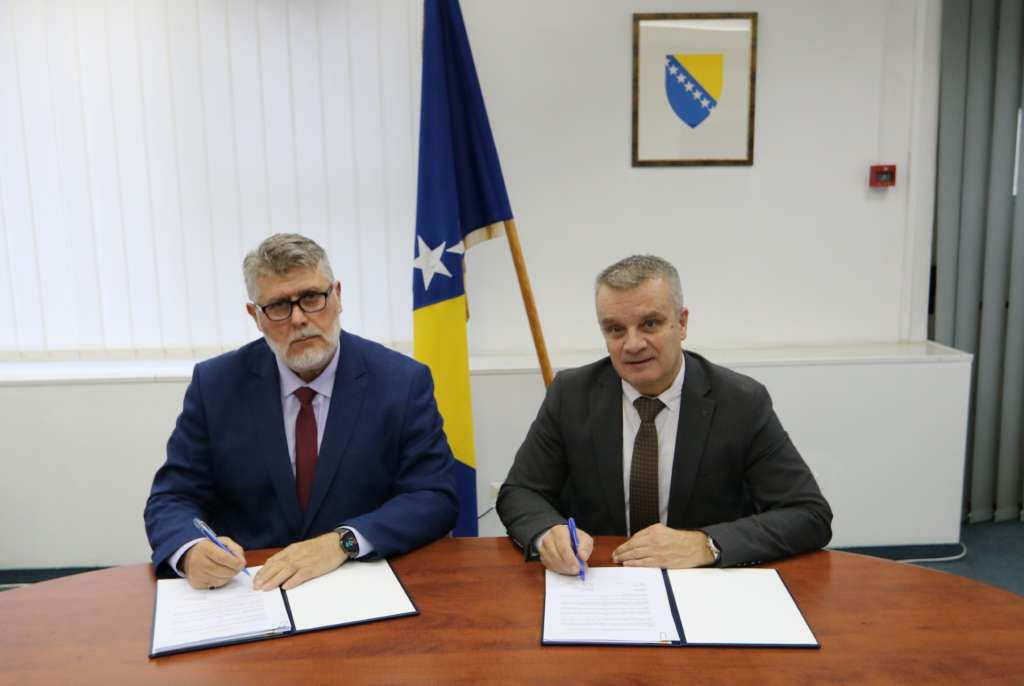Nakon duge procedure potpisani ugovori o javnim nabavkama policijske opreme i naoružanja