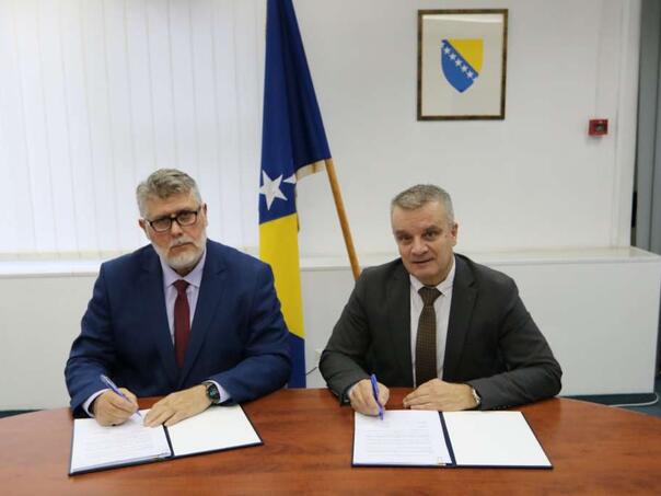 Nakon duge procedure potpisani ugovori o javnim nabavkama policijske opreme i naoružanja