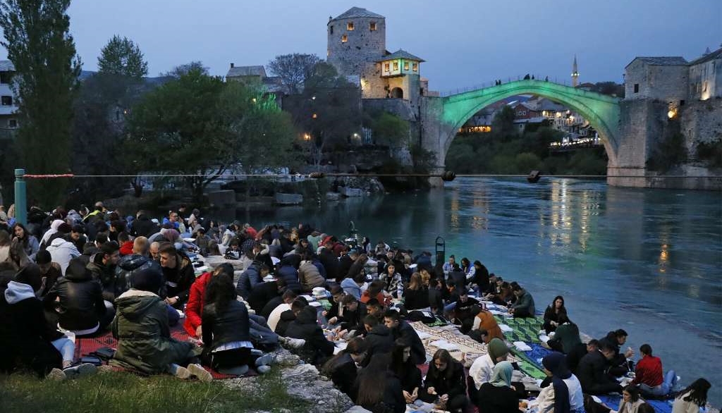 Nakon dvije godine pauze mladi iftarili ispod Starog mosta