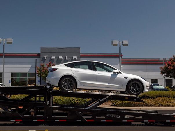 Nakon hiljadu sudara: Tesla povlači 2 miliona auta