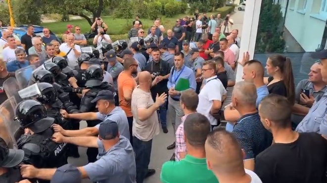 Nakon intervencije policije Gutić s građanima ušao u prostorije Općine Banovići