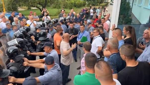 Nakon intervencije policije Gutić s građanima ušao u prostorije Općine Banovići