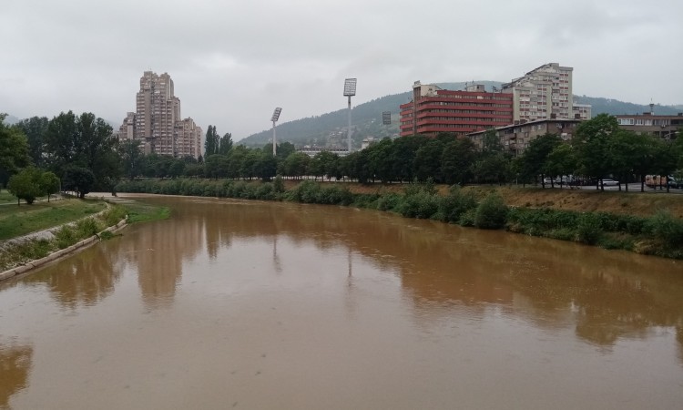 Nakon kiše u ZDK-u nanosi šljunka, začepljeni odvodi, poplavljena dvorišta