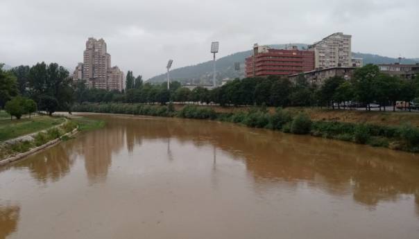 Nakon kiše u ZDK-u nanosi šljunka, začepljeni odvodi, poplavljena dvorišta