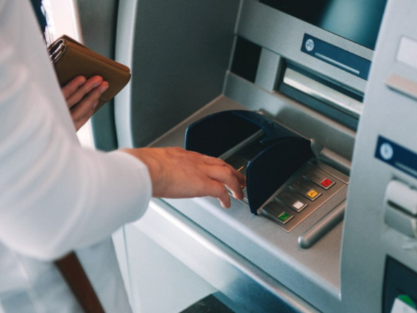 Nakon krađe novčanika s tuđom karticom podigle 1.500 KM