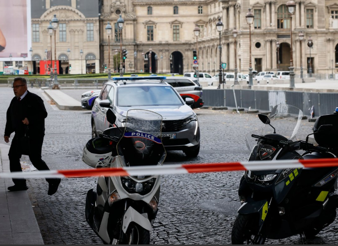 Nakon Louvrea i Versajske palate evakuisana i željeznička stanica u Parizu