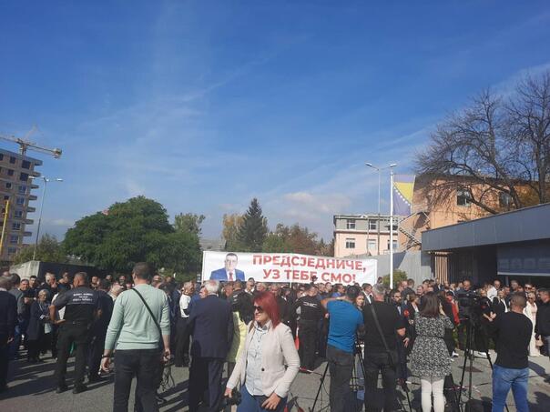 Nakon majica, transparenti: Počelo okupljanje Dodikovih pristalica pred Sudom BiH