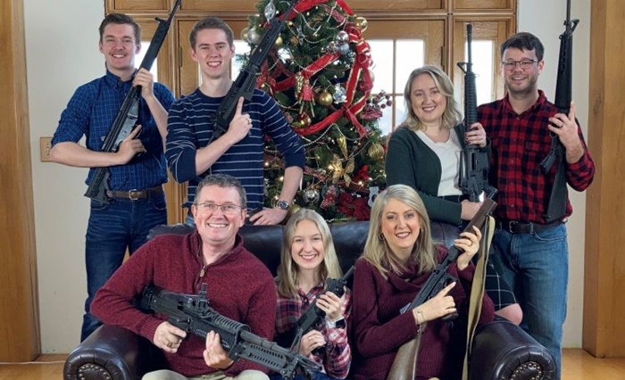 Nakon masakra: Kongresmen objavio porodičnu fotografiju s oružjem