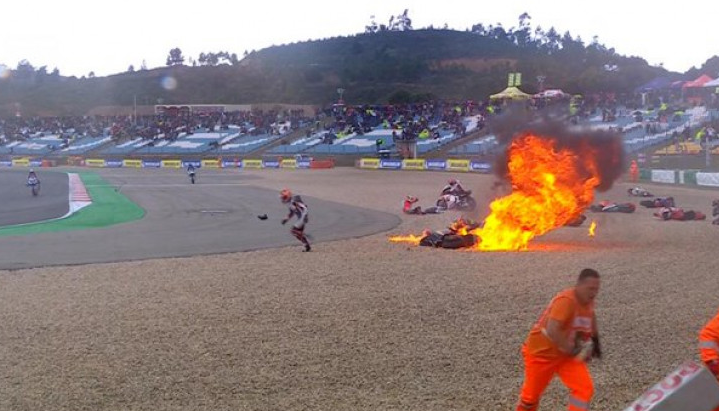 Nakon masovnog izlijetanja motorista sa staze jedan motocikl se zapalio