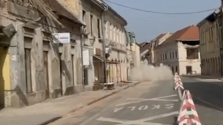 Nakon najnovijeg potresa u Petrinji se odlomio dio zgrade