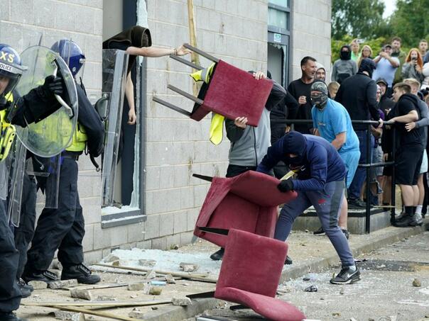 Nakon nasilnih protesta: Muslimani u Britaniji u strahu