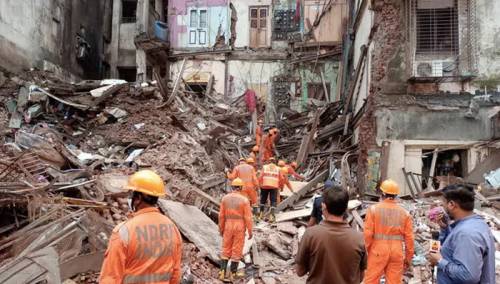 Nakon obilnih kiša u Mumbaiju se urušile dvije kuće, osmero poginulih