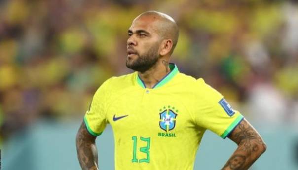 Nakon privođenja zbog seksualnog napada, Alves dobio otkaz