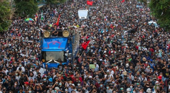 Nakon protesta u Bangkoku premijer Tajlanda zabranio javna okupljanja