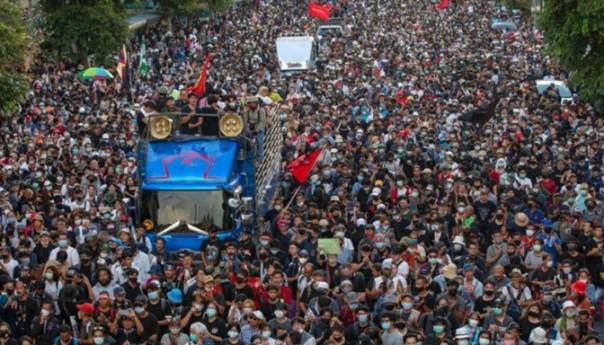 Nakon protesta u Bangkoku premijer Tajlanda zabranio javna okupljanja