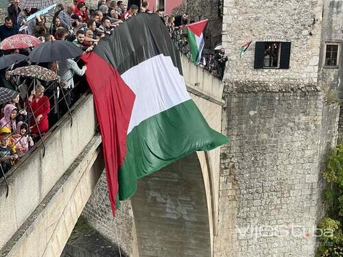 Nakon protestne šetnje: Zastava Palestine na Starom mostu