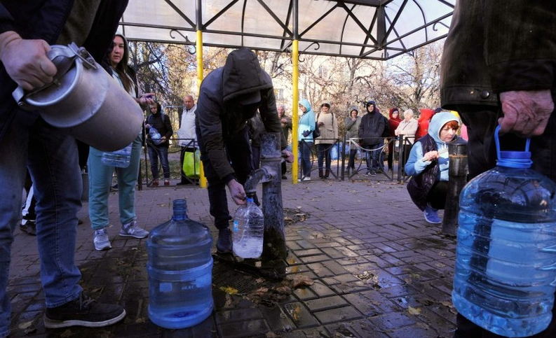 Nakon raketnih napada građani Kijeva u redovima za vodu