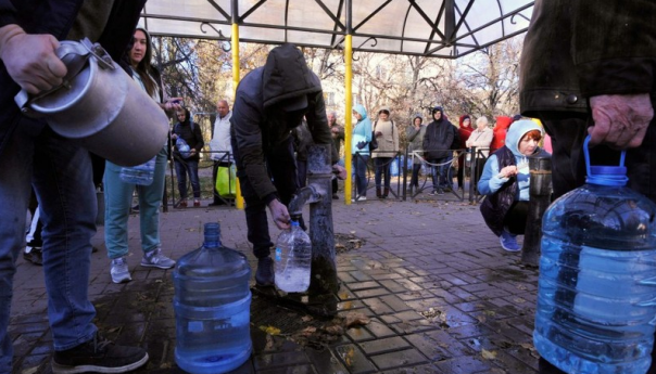 Nakon raketnih napada građani Kijeva u redovima za vodu