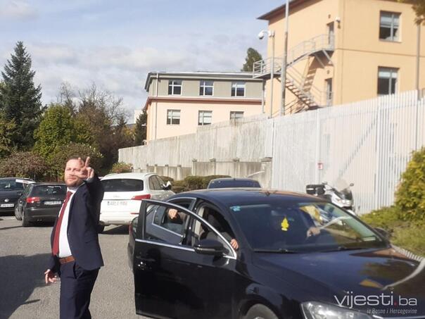 Nakon ročišta: Miloš Lukić ispred Suda BiH podigao tri prsta