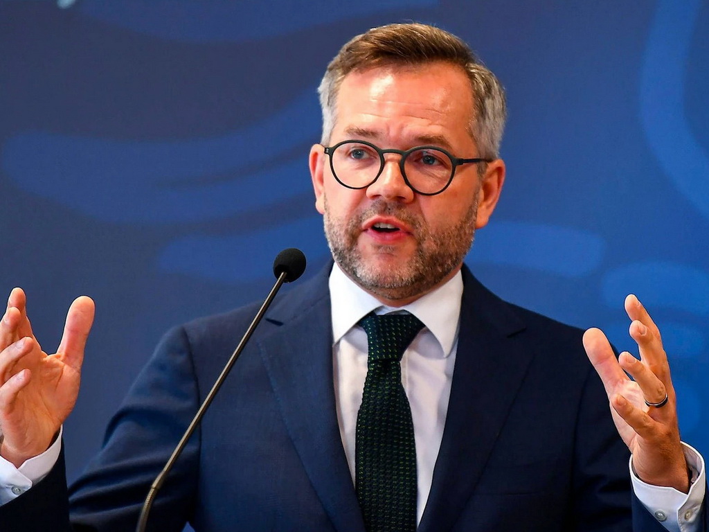Nakon sahrane zločinca Mladića: Roth traži prekid pregovora EU sa Srbijom