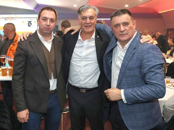 Nakon snimka s "drogom": Aplauzi i zagrljaji za Đajića na mitingu SNSD-a