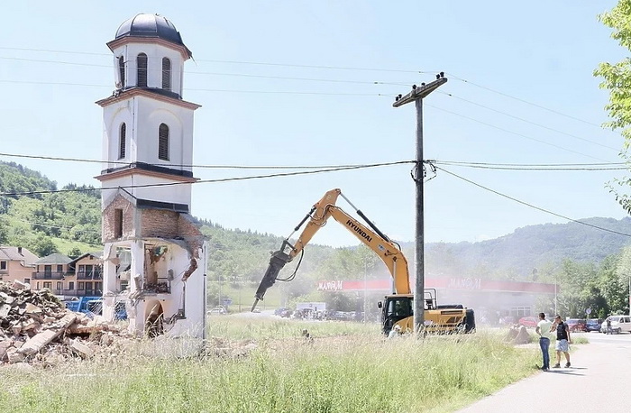 Nakon uklanjanja crkve iz dvorišta nane Fate, počele pripreme za izgradnju nove u Bratuncu