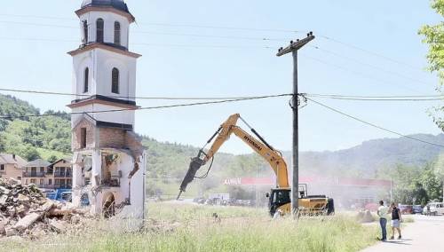 Nakon uklanjanja crkve iz dvorišta nane Fate, počele pripreme za izgradnju nove u Bratuncu