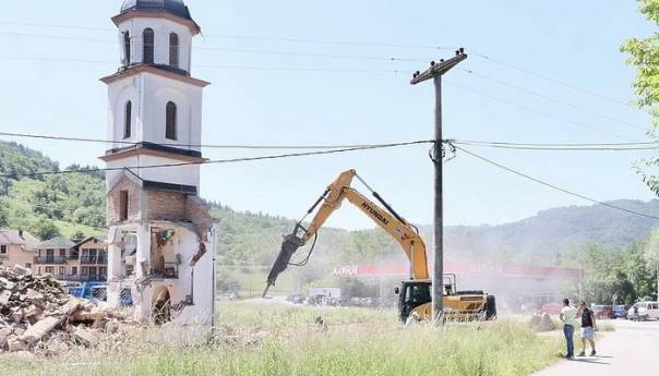Nakon uklanjanja crkve iz dvorišta nane Fate, počele pripreme za izgradnju nove u Bratuncu