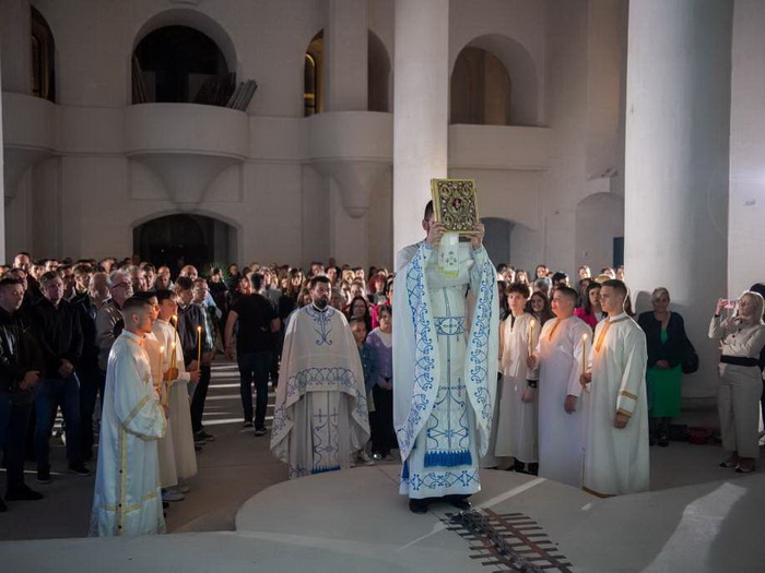 Nakon više od 30 godina služena ponoćna vaskršnja liturgija u Sabornoj crkvi u Mostaru