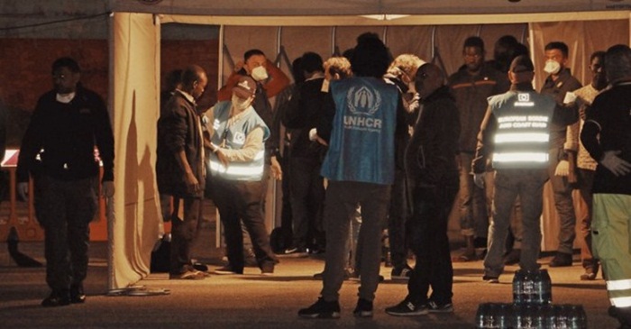 Nakon više od mjesec dana na tankeru migranti prebačeni na humanitarni brod