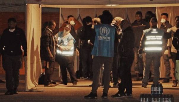 Nakon više od mjesec dana na tankeru migranti prebačeni na humanitarni brod