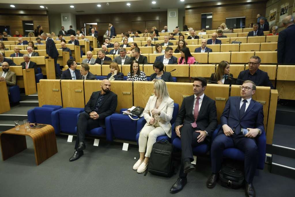Nakon zbrke i tri glasanja: Utvrđen dnevni red sjednice Predstavničkog doma FBiH