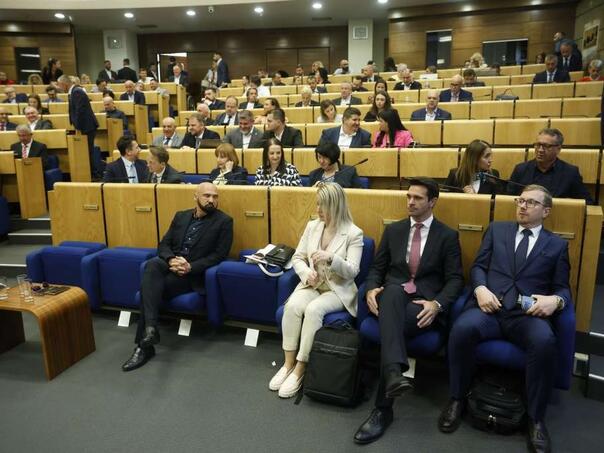 Nakon zbrke i tri glasanja: Utvrđen dnevni red sjednice Predstavničkog doma FBiH