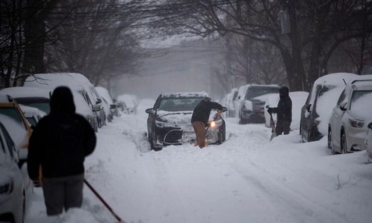 Nakon zimske oluje na istoku SAD-a padavine prognozirane do srijede navečer