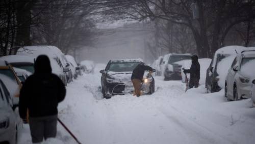 Nakon zimske oluje na istoku SAD-a padavine prognozirane do srijede navečer