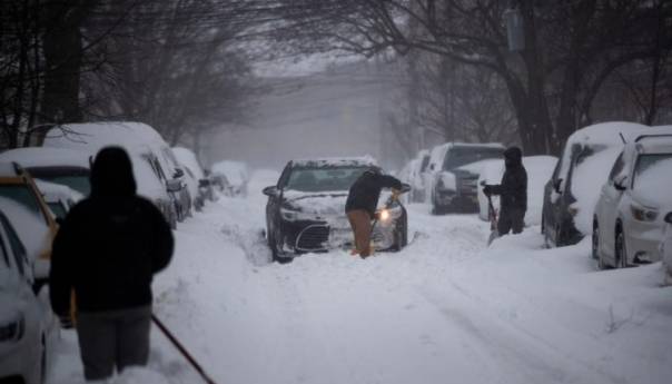 Nakon zimske oluje na istoku SAD-a padavine prognozirane do srijede navečer
