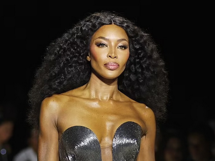 Naomi Campbell prošetala modnom pistom u Parizu i plakala