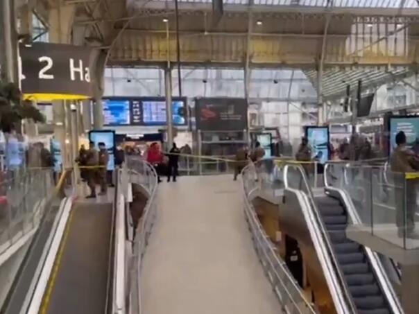 Naoružan napadač teško ranio jednu, a lakše dvije osobe u Parizu