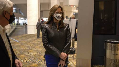 Naoružane Trumpove pristalice došle pred kuću državne sekretarke Michigana