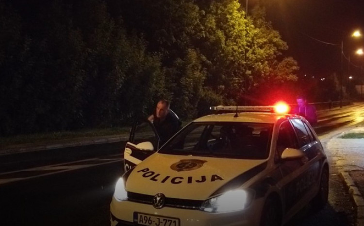 Vogošća: Naoružani s pištoljem i šrafcigerom opljačkali benzinsku pumpu