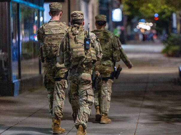 Naoružani vojnici patroliraju Washingtonom
